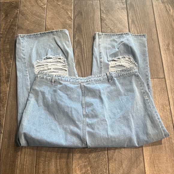 Pretty little thing plus Distressed Light Blue Jeans - Picture 2 of 2